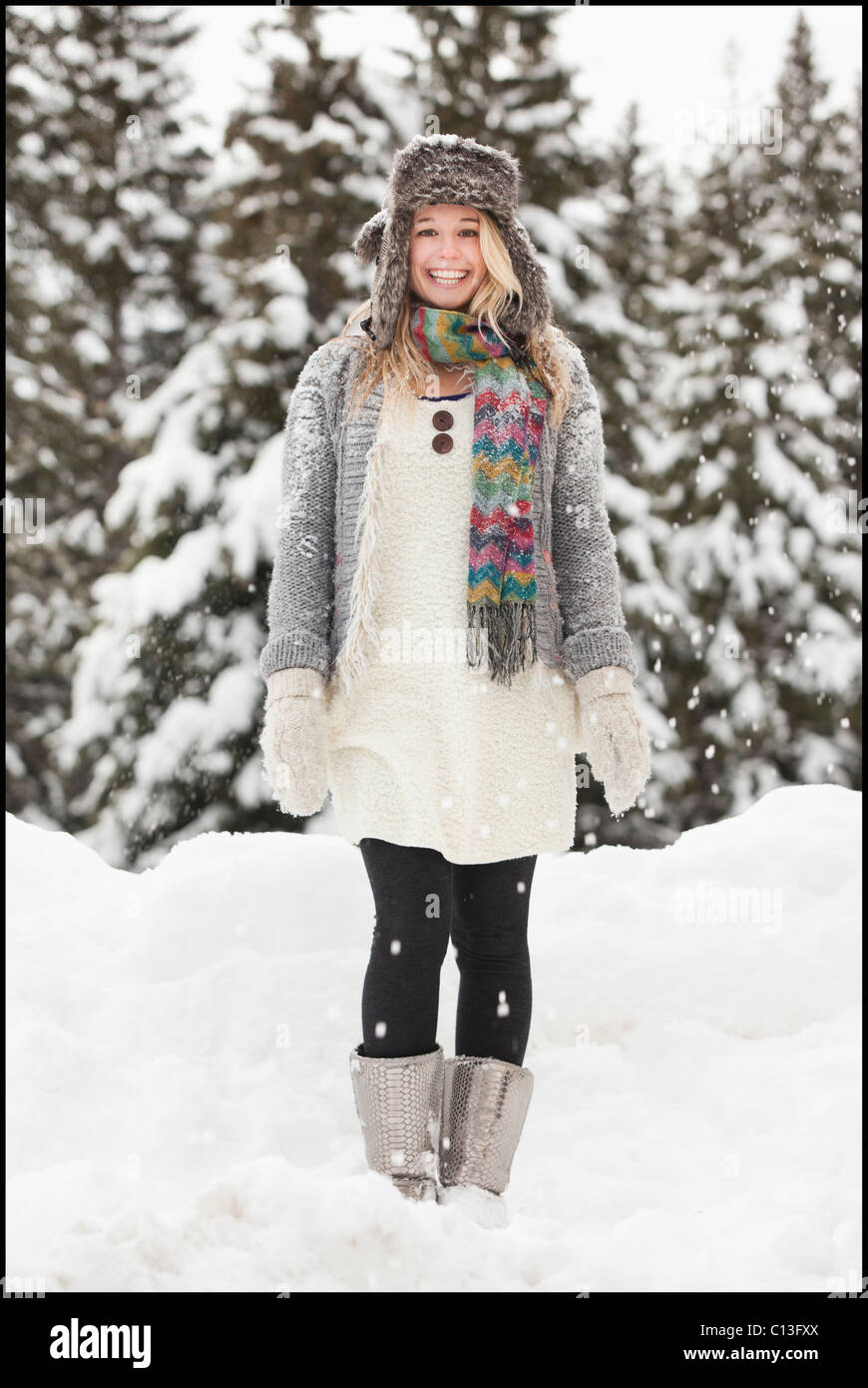 Estados Unidos, Salt Lake City, retrato de una joven en ropa de invierno Fotografía de stock - Alamy