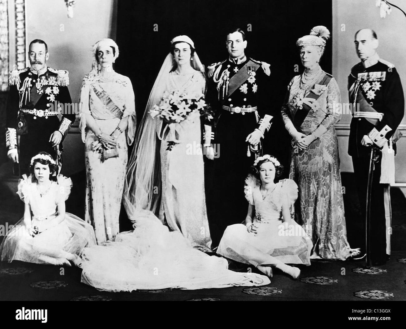La familia real británica. Sentados, de izquierda a derecha: la futura reina de Inglaterra Princesa Elizabeth, Lady Mary Cambridge. De pie, de izquierda a derecha: el rey Jorge V de Inglaterra, la Gran Duquesa Elena de Rusia, la Princesa Marina, duquesa de Kent, el Príncipe George, duque de Kent, la Reina María de Teck, el príncipe Nicolás de Grecia y Dinamarca, Londres, Inglaterra, 29 de noviembre de 1934. Foto de stock