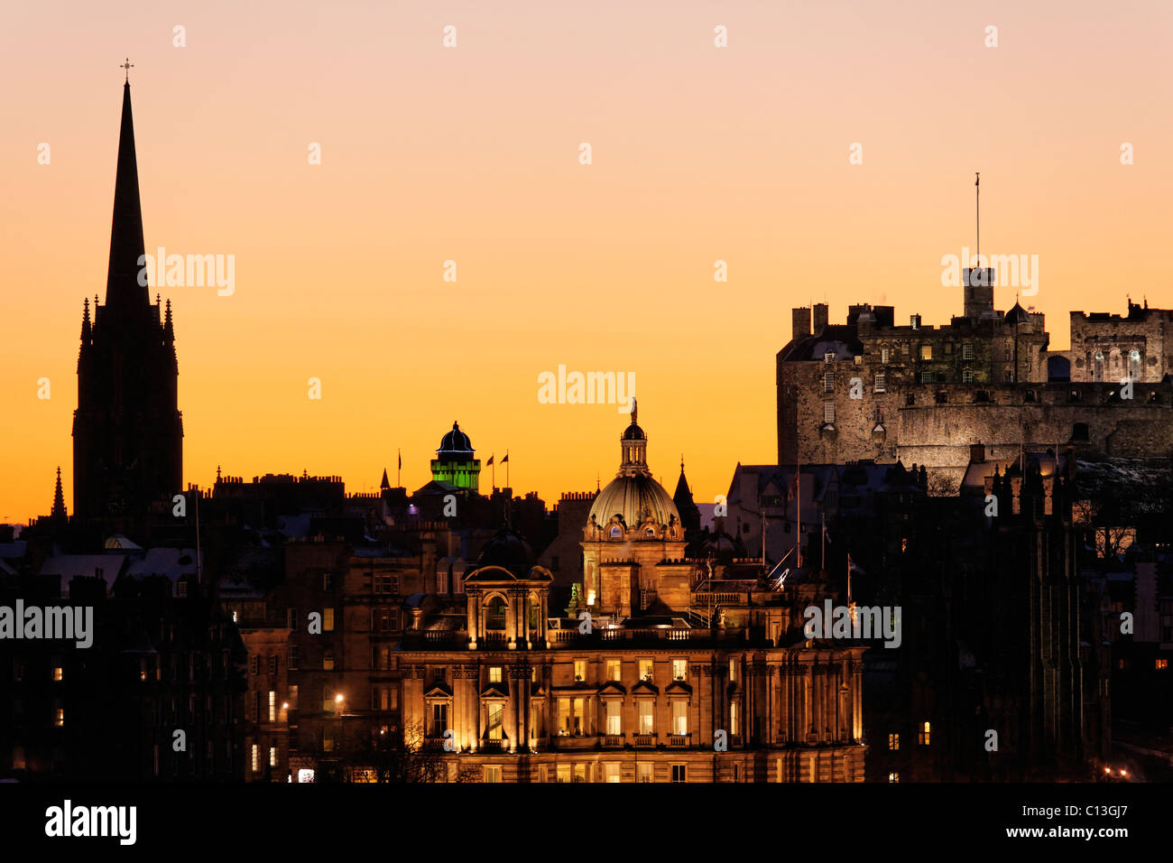 El Castillo de Edimburgo y el Bank of Scotland HQ, Edimburgo, Escocia, Reino Unido. Foto de stock