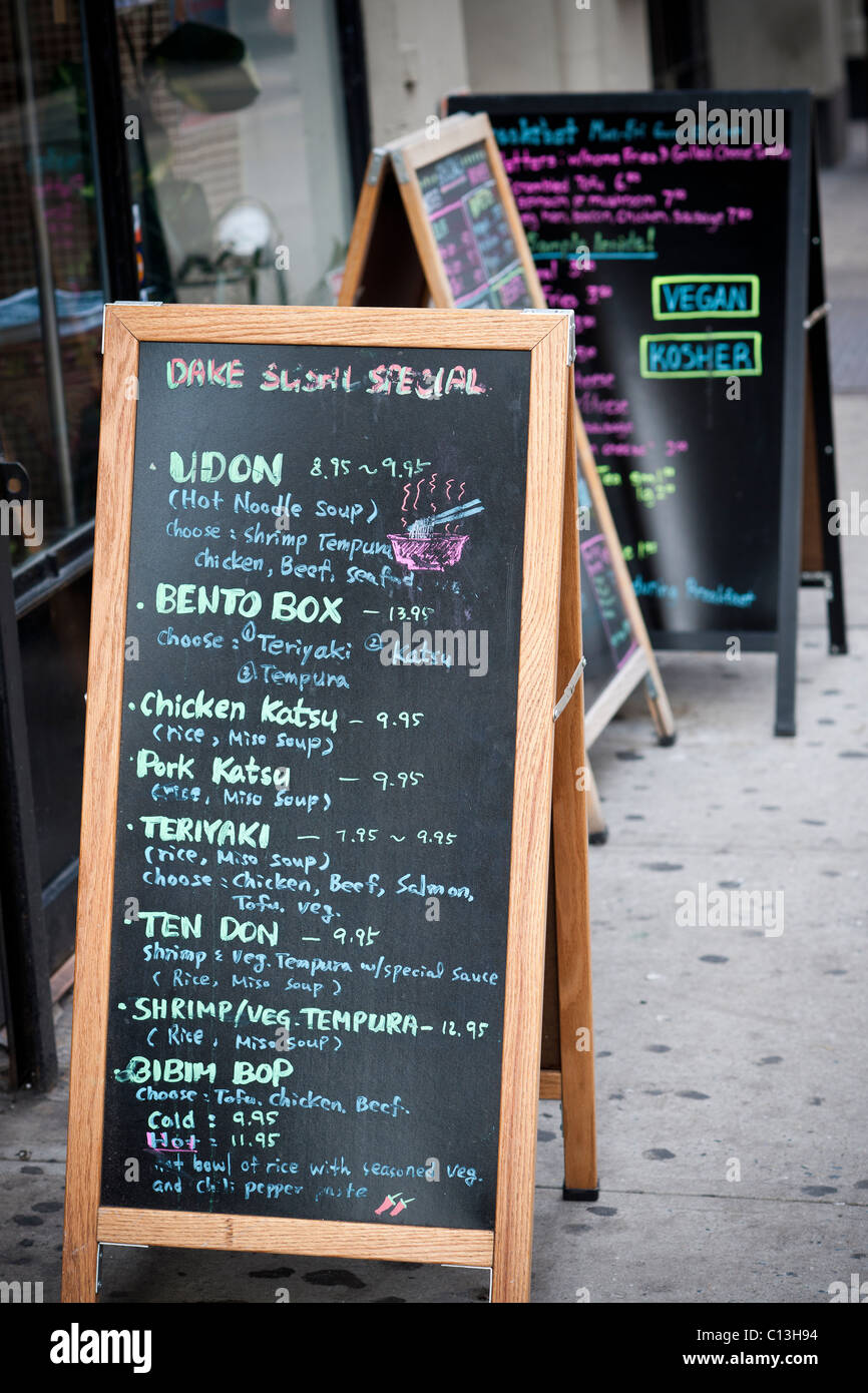 Pizarra de menús para restaurantes, incluyendo un restaurante japonés, en  el Midtown de Nueva York Fotografía de stock - Alamy