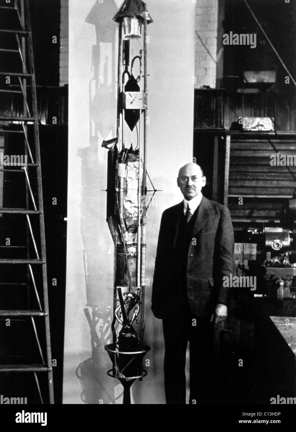 ROBERT Goddard, con un cohete temprana que ayudaron a hacer posible los viajes espaciales Foto de stock