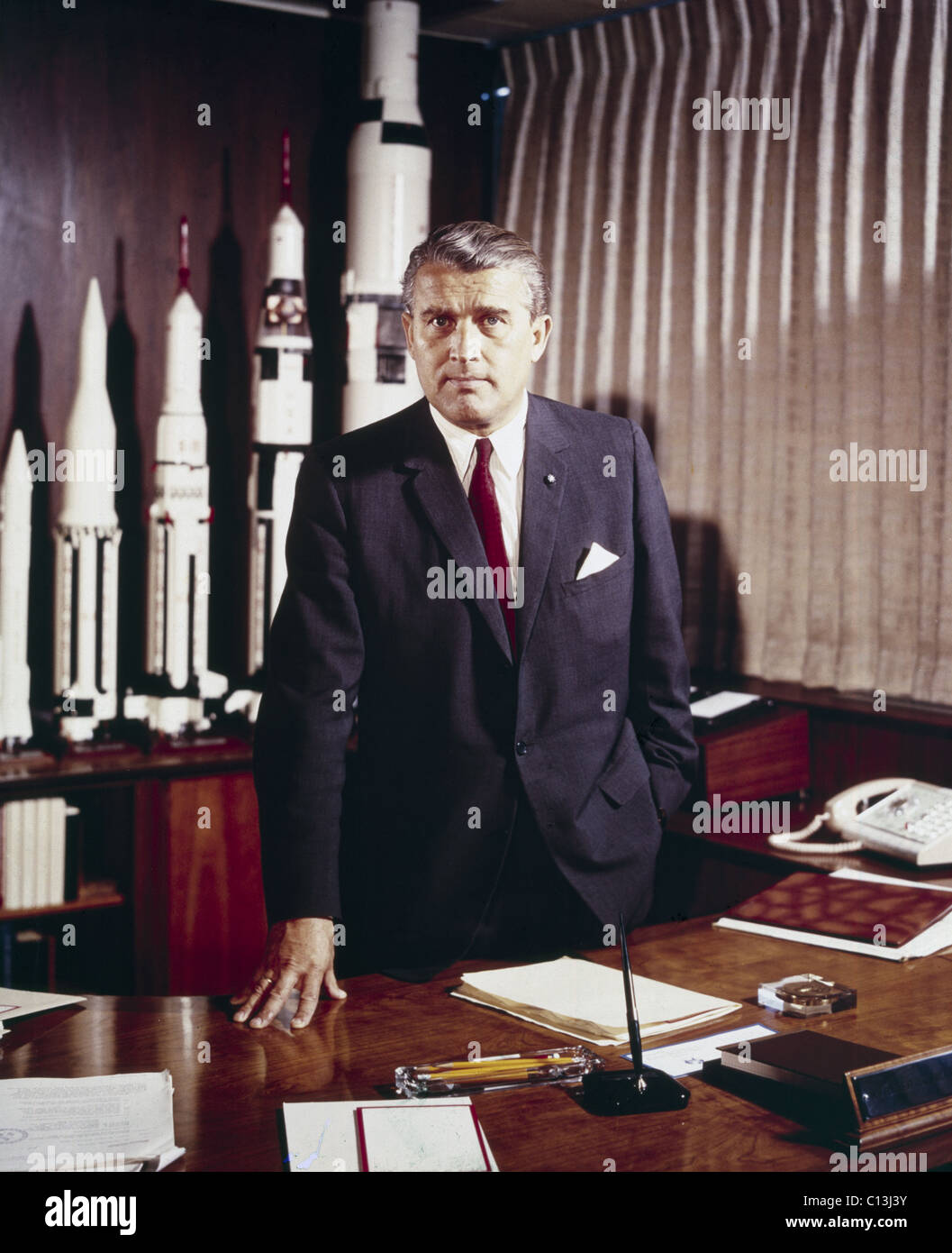 Wernher von Braun (1912-1977), en su oficina, 5 de mayo de 1964. ©Nasa/Cortesía Colección Everett Foto de stock