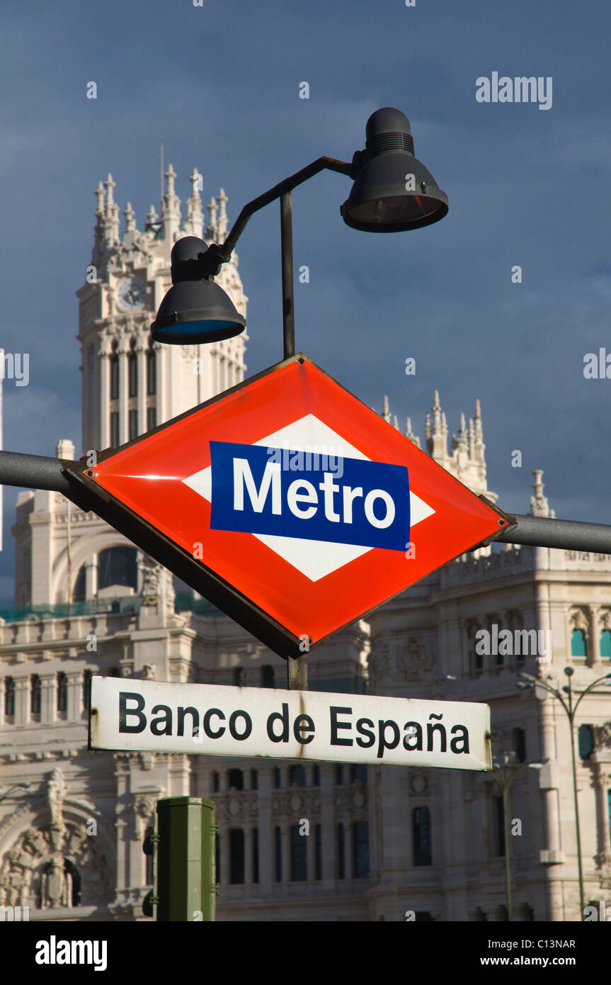 La estación de metro de Banco de España firman la Calle de Alcalá Madrid España Europa central Foto de stock