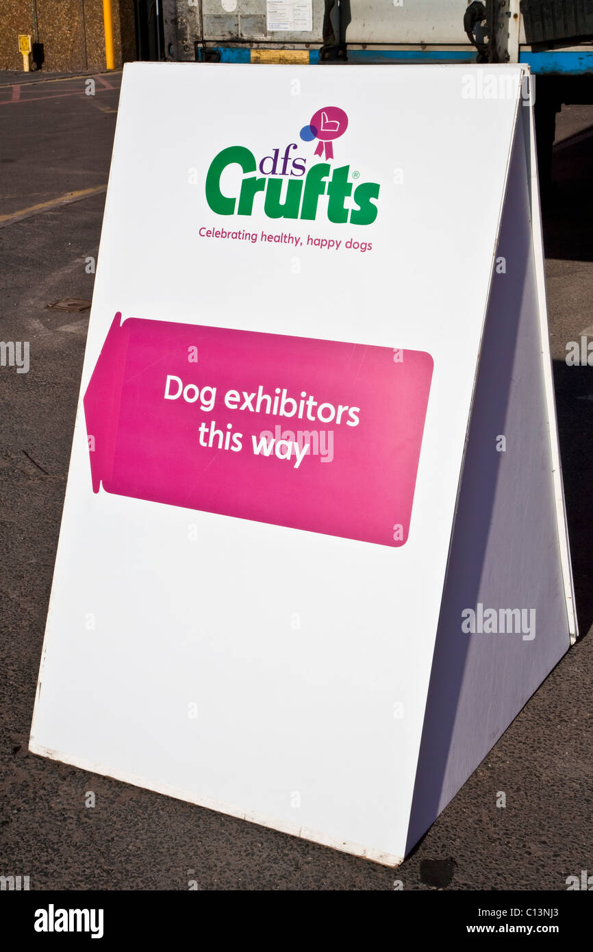 Perro signo dirección expositores para Crufts en el NEC Foto de stock