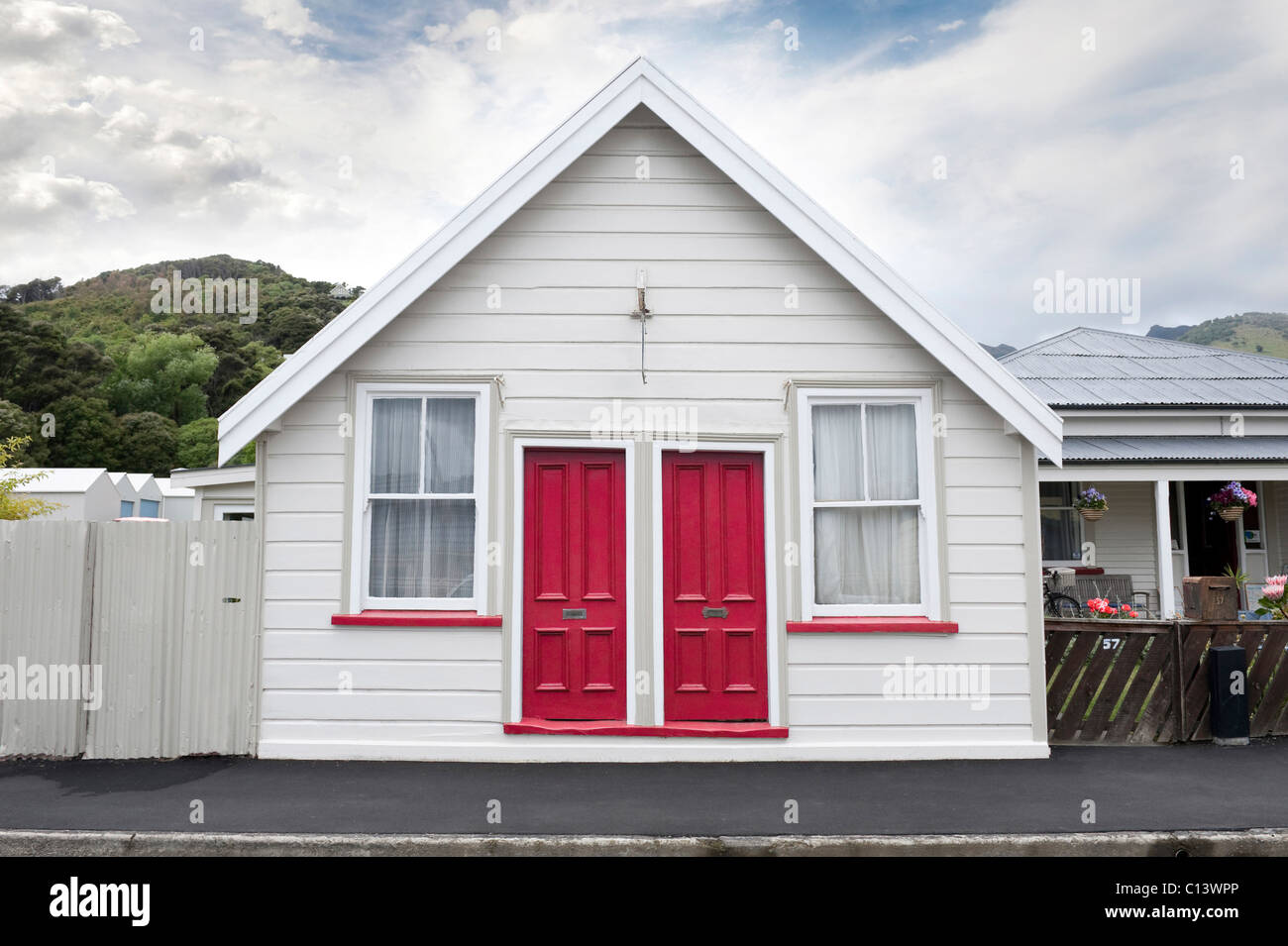 Un inusual de madera estilo de casa pareada en Akaroa, Península de Banks, Nueva Zelanda Foto de stock