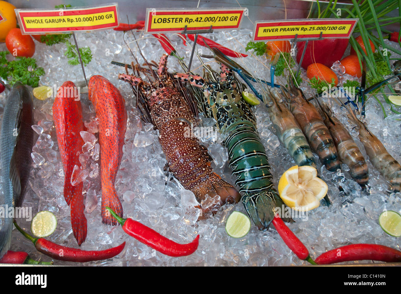 Visualización de pescado fresco en hielo fuera de un restaurante en Ubud, Bali, Indonesia Foto de stock