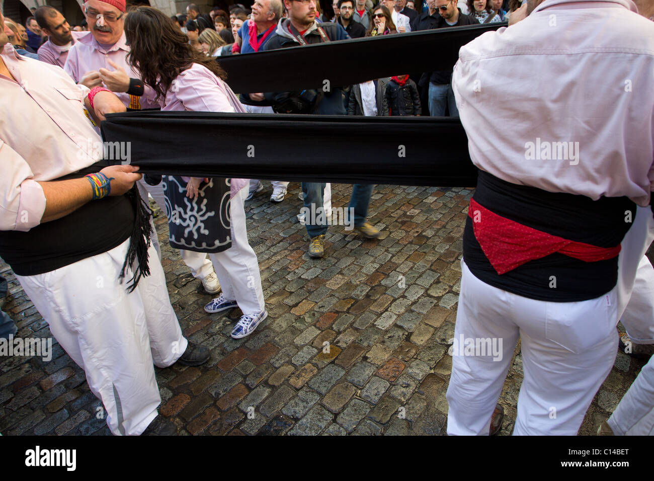 Los participantes en el festival de torre humana en Cataluña, España vestirse en bandas de cintura para fuerza Foto de stock