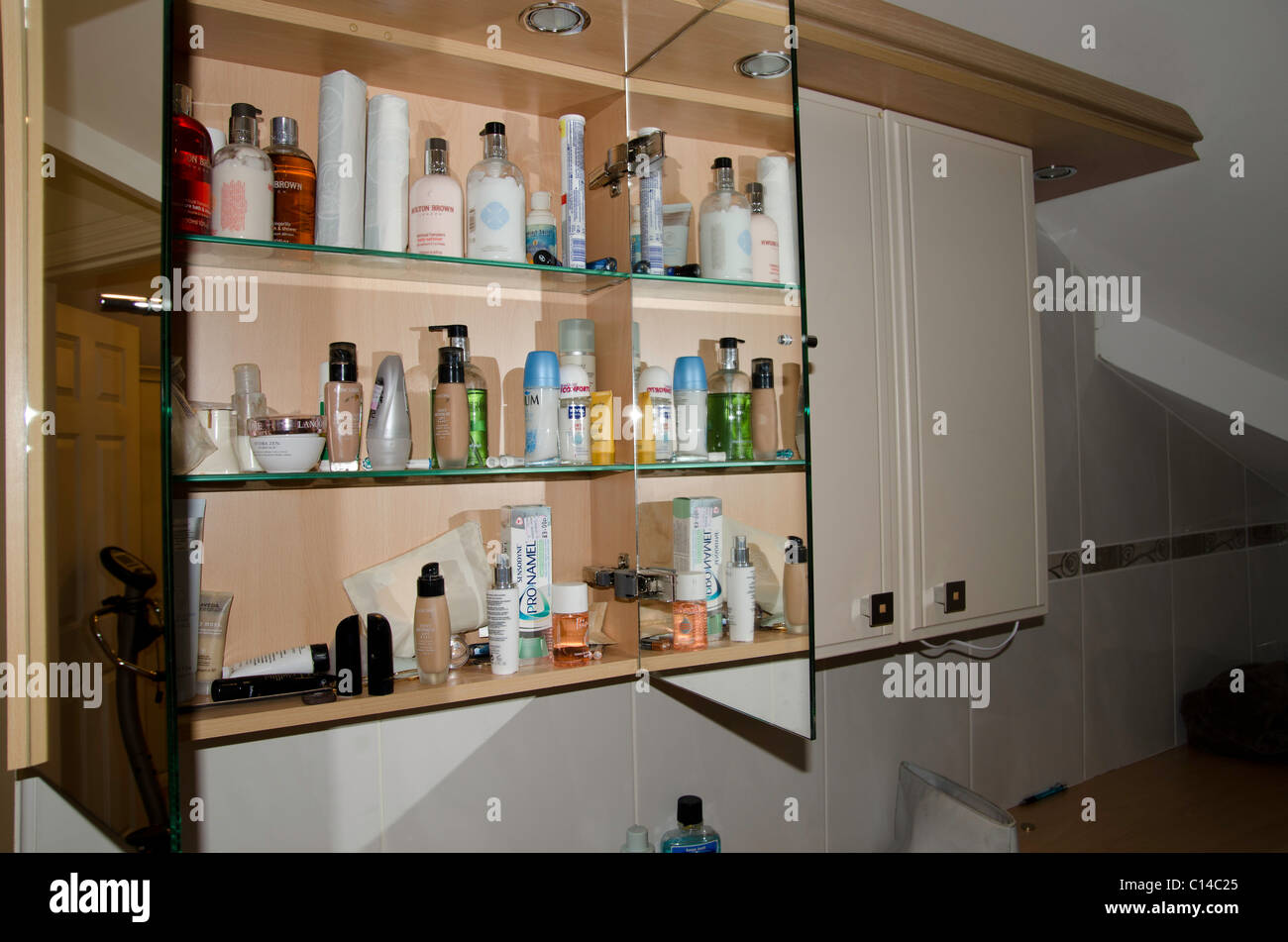 Artículos de tocador y medicamentos en el gabinete del baño Fotografía