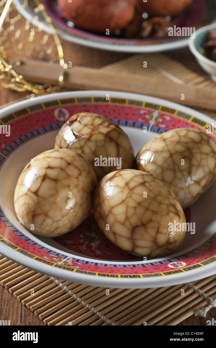 Los huevos de la hoja del té Chino Tradicional snack Foto de stock