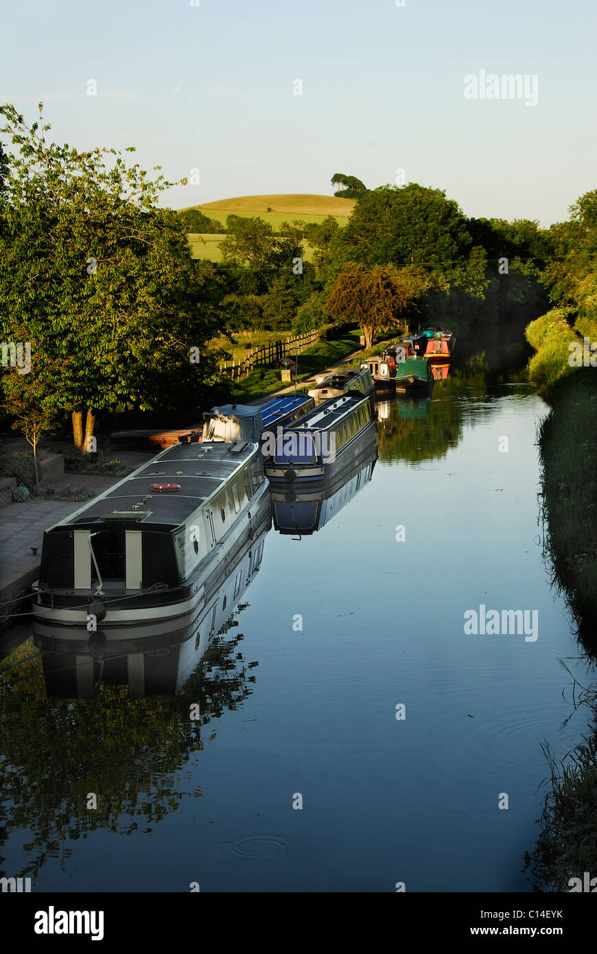 Embarcación angosta en Kennet y Avon canal en ríos Wooton, Wiltshire, Reino Unido. En junio de 2010 Foto de stock