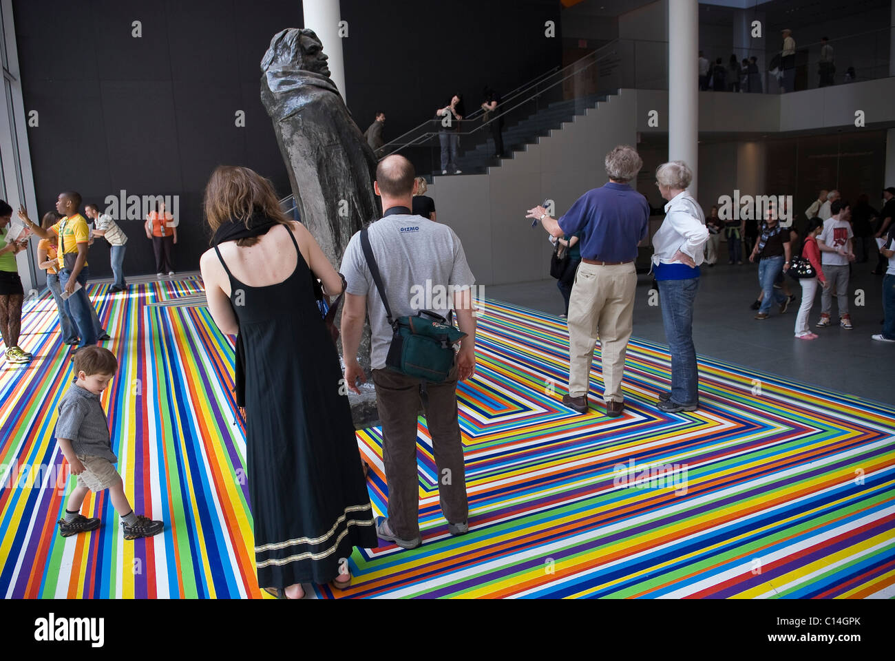Los amantes del arte ver arte en el Museo de Arte Moderno en Manhattan, Ciudad de Nueva York, EE.UU. Foto de stock