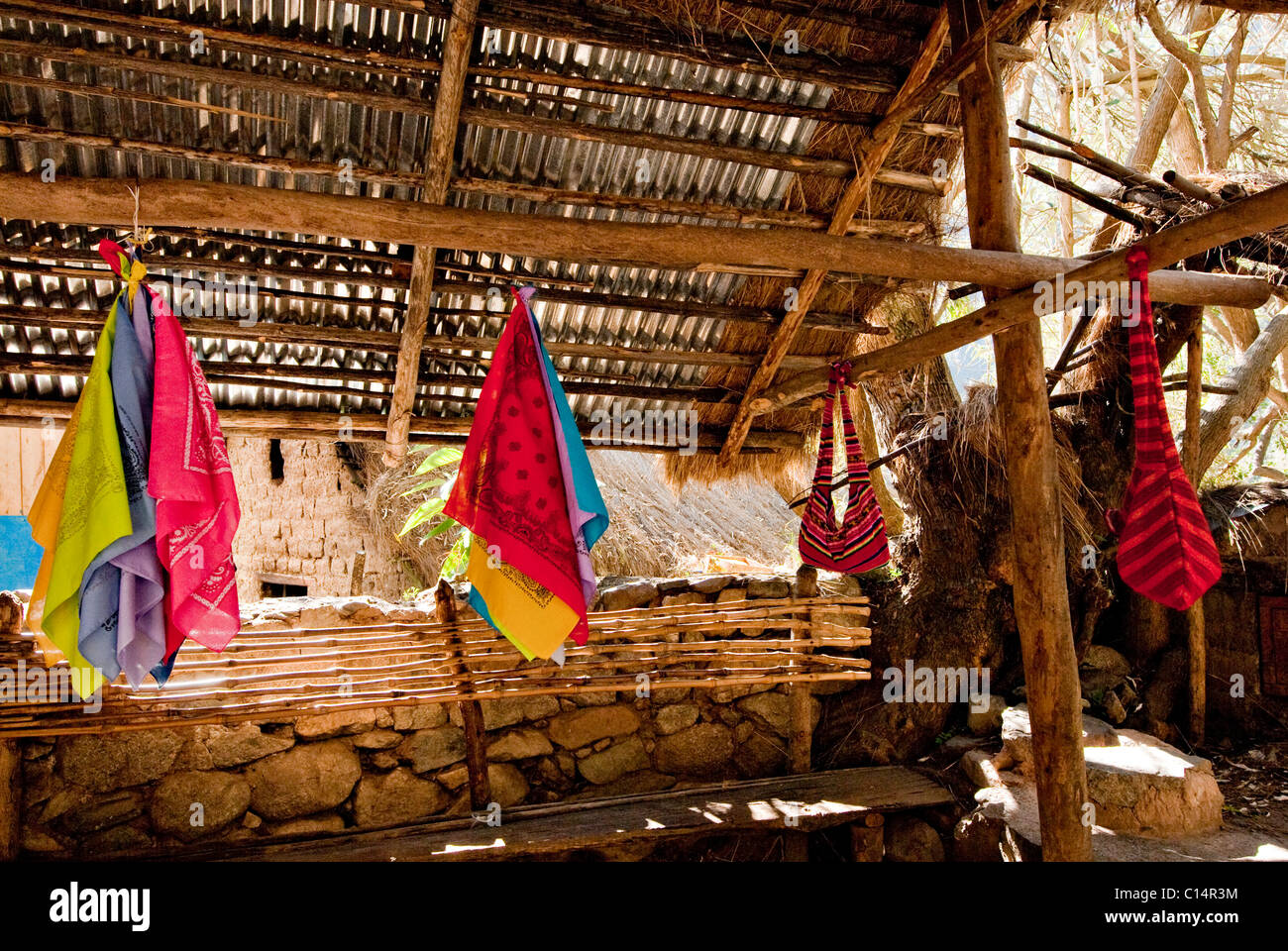 Pañuelos hechos a mano y bolsas cuelgan de vigas de madera debajo de un  gazebo en el Camino Inca Fotografía de stock - Alamy