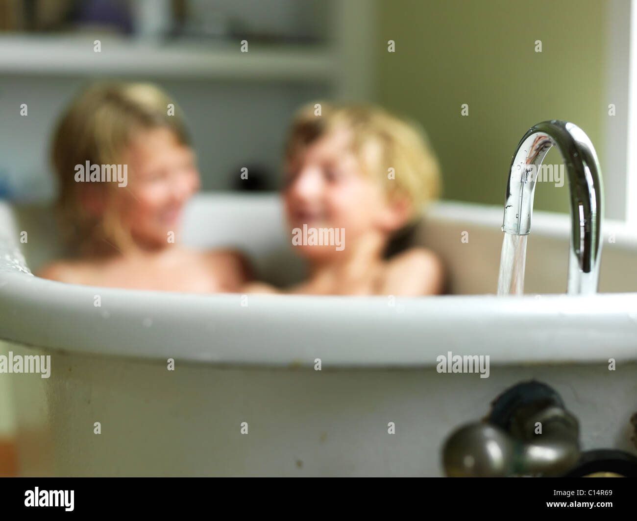Hermano y hermana en el momento del baño Fotografía de stock - Alamy