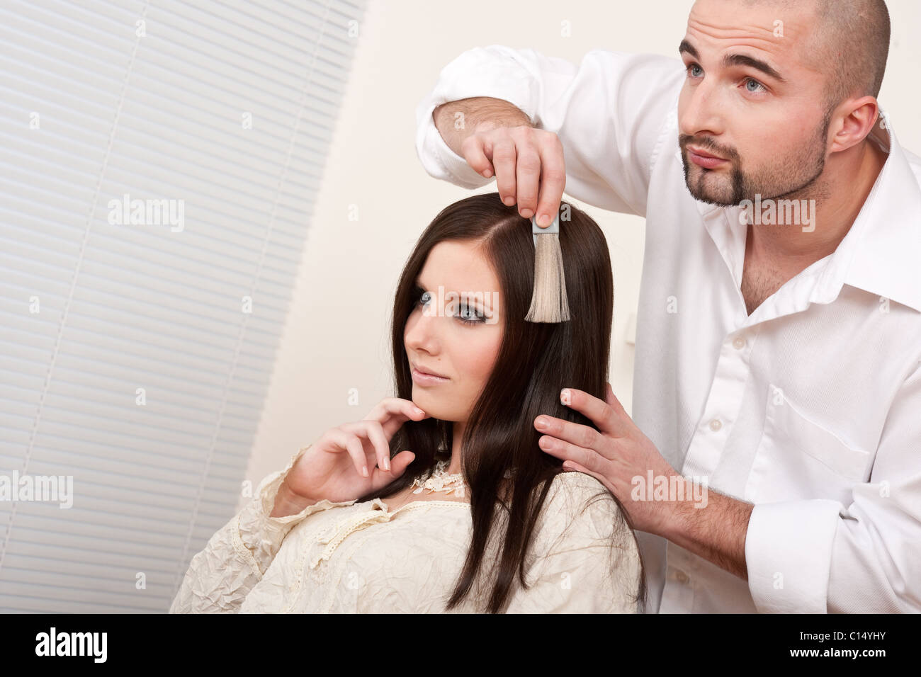 Peluquería masculina profesional Elegir color de tinte para el pelo en el salón moderno, femenino cliente cambiar el color del cabello Foto de stock