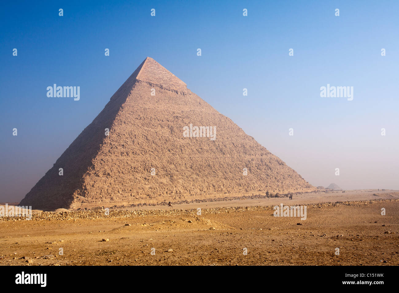 Pirámide de Khafre ( Chephren ) emerge de la neblina matinal en la meseta de Giza, Egipto Foto de stock