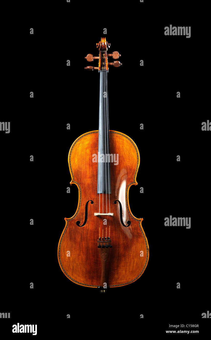 Hermoso cello sobre un fondo negro Fotografía de stock - Alamy
