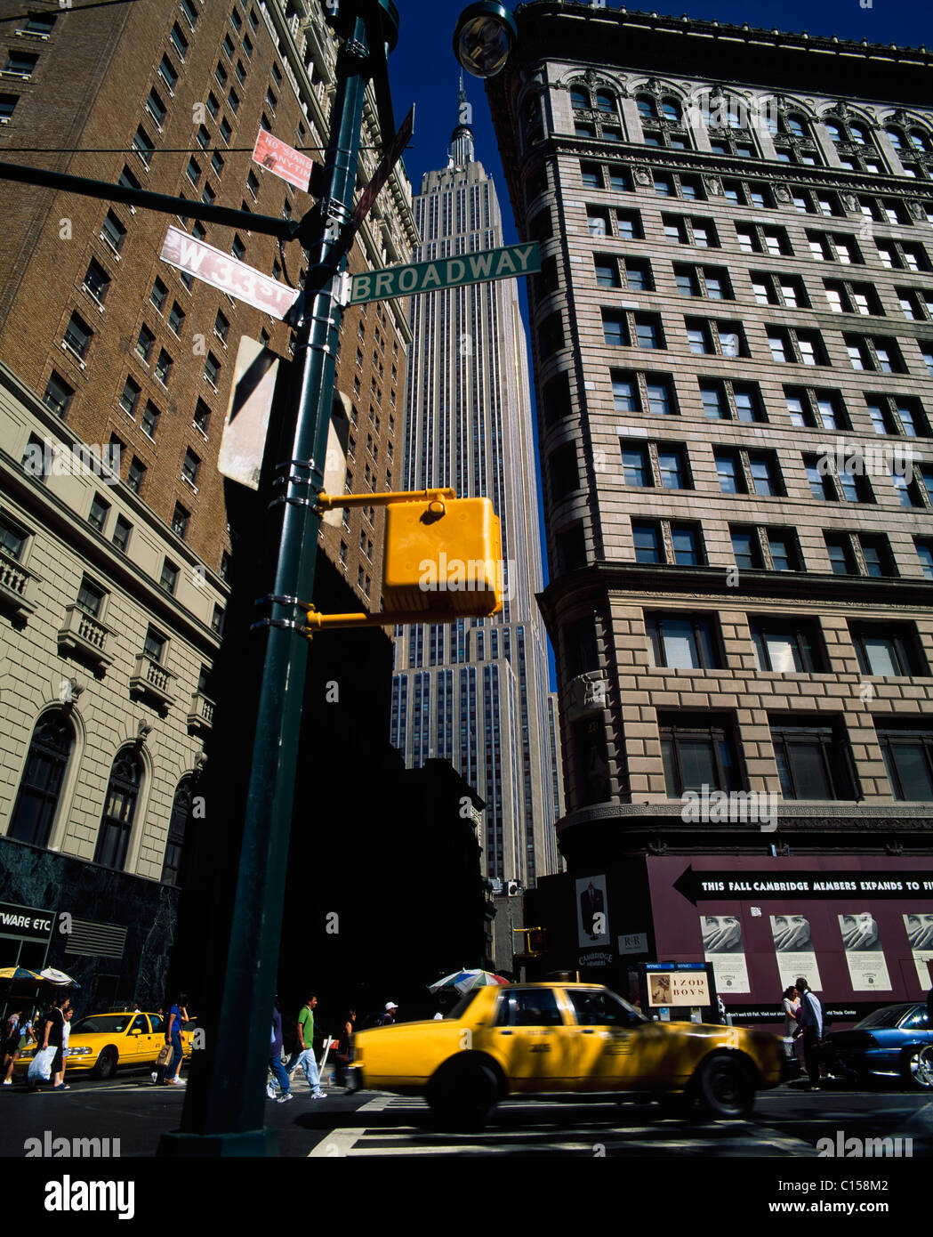Taxis amarillos en Broadway con el Empire State Building en la espalda Foto de stock