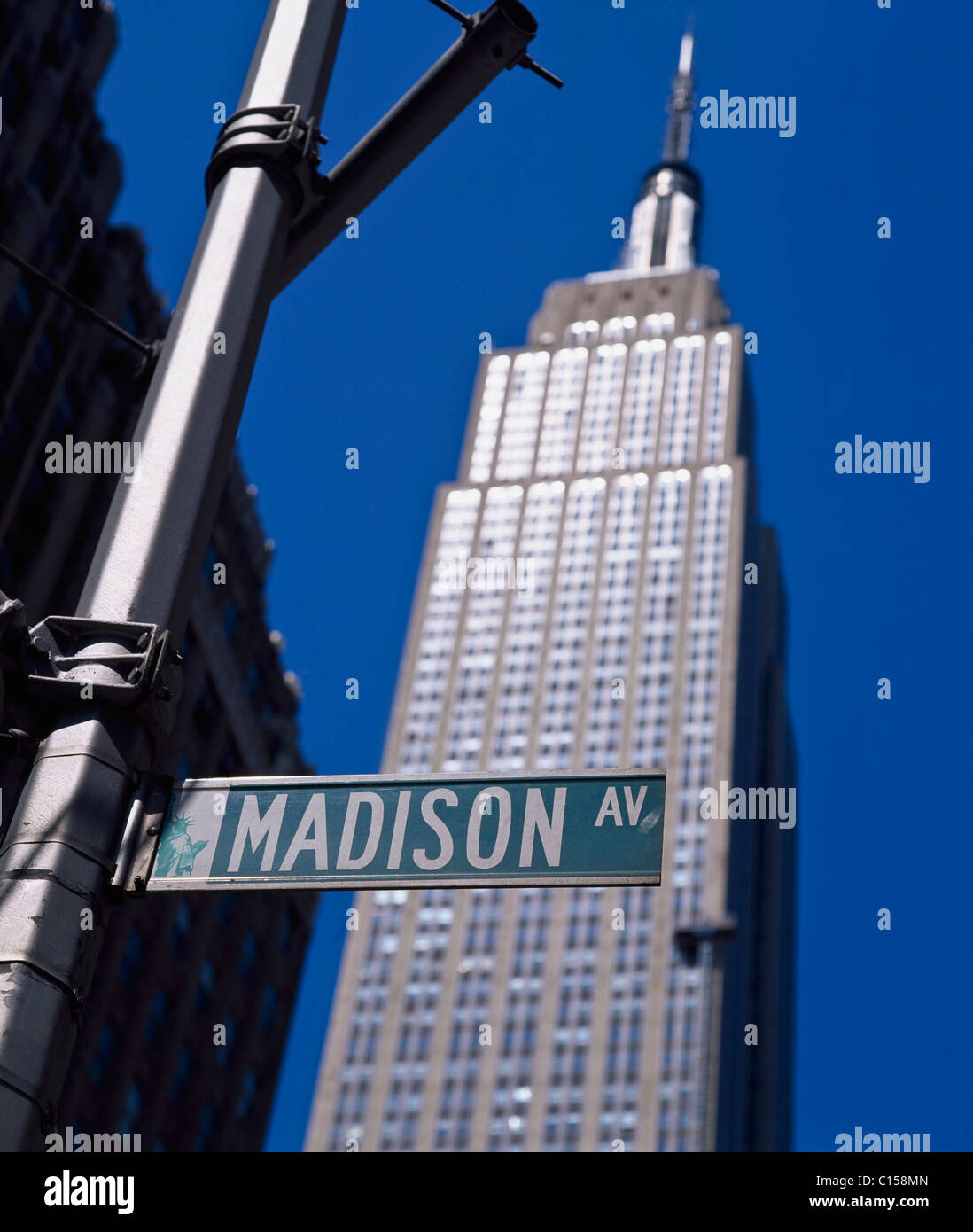 Madison Avenue firmar con el edificio Empire State. Foto de stock