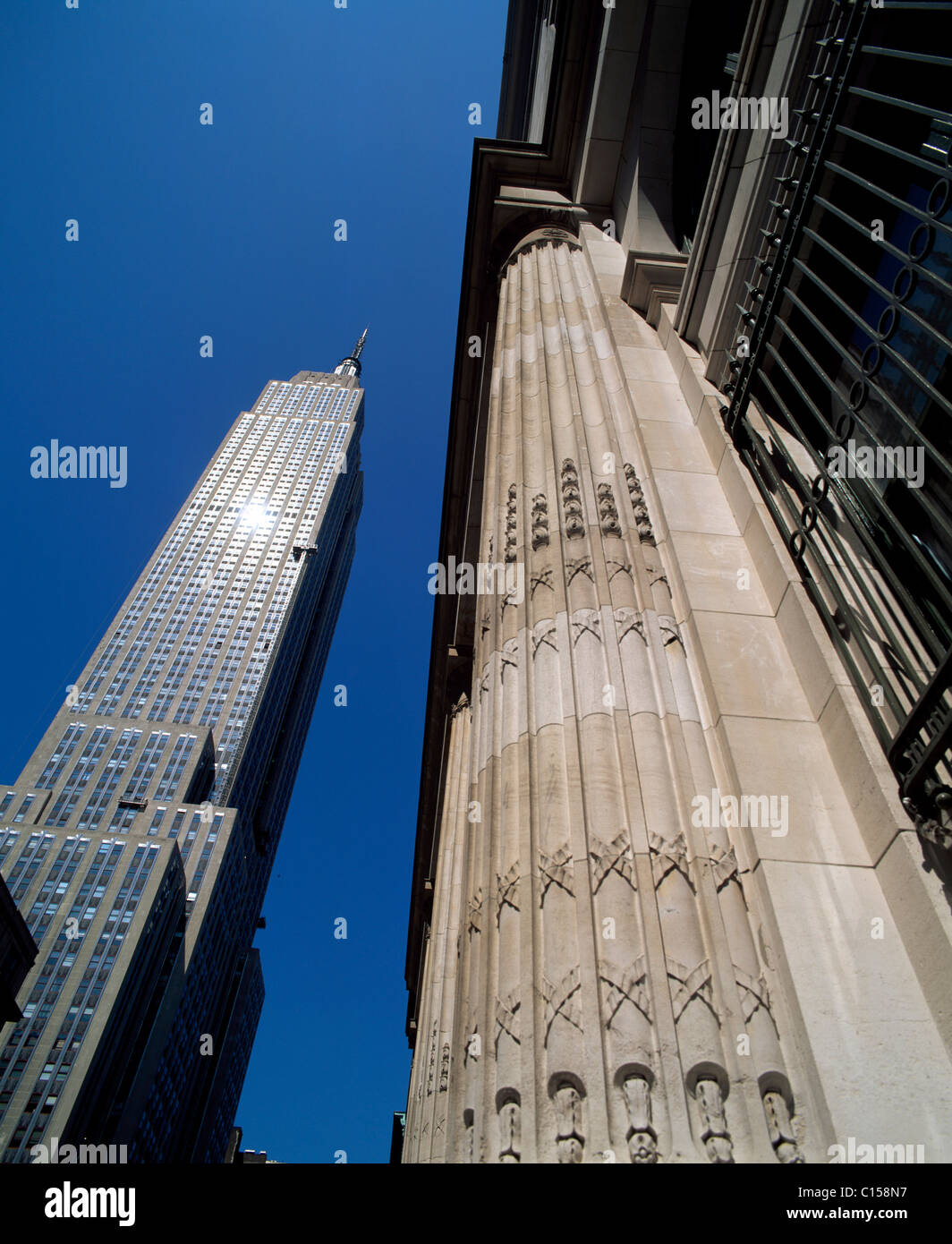 Ángulo de visión baja de Empire State Building. Foto de stock