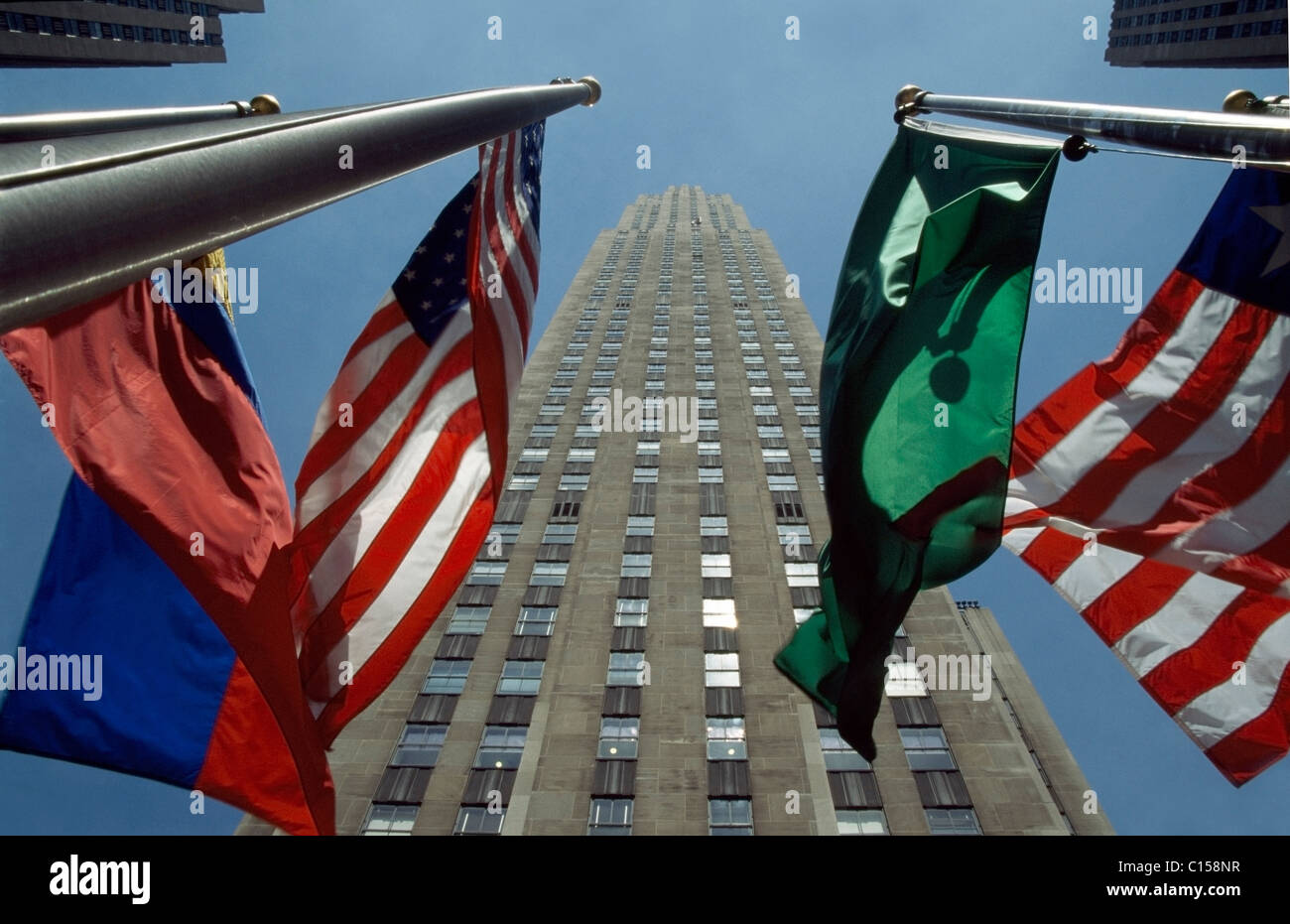 Edificio RCA del Rockefeller Center y banderas Foto de stock