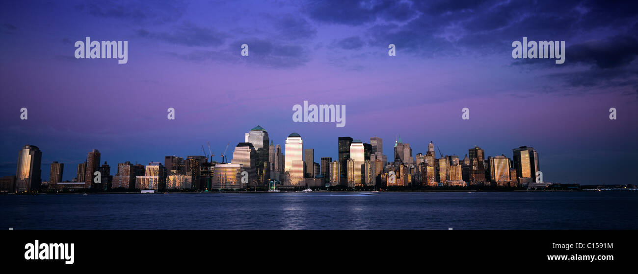 Lower Manhattan skyline al atardecer Foto de stock