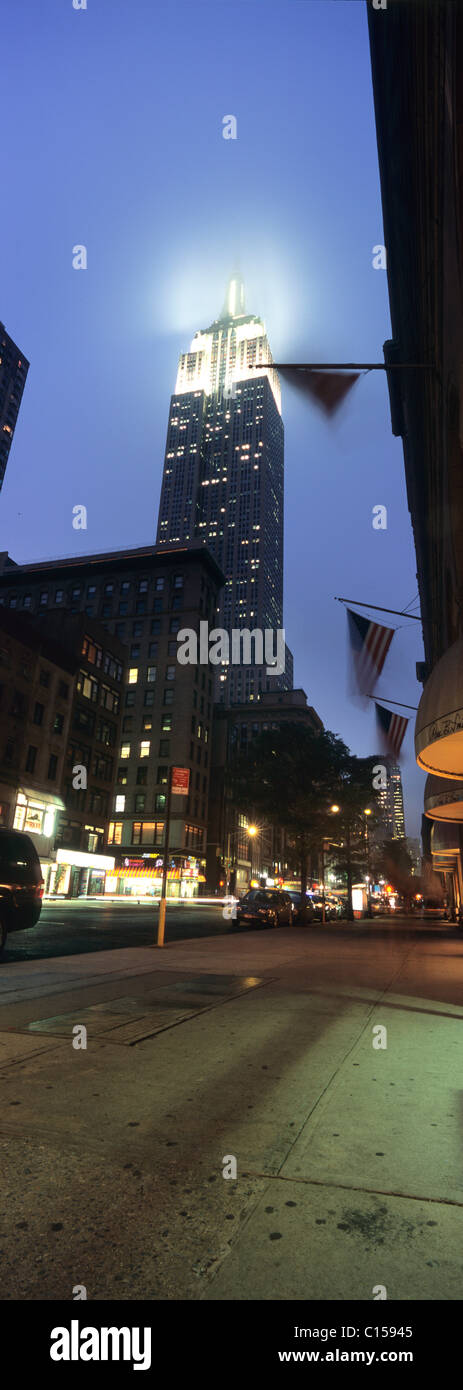 El Edificio Empire State y el centro de Manhattan, mirando al norte, tomado de la 5th Avenue Foto de stock