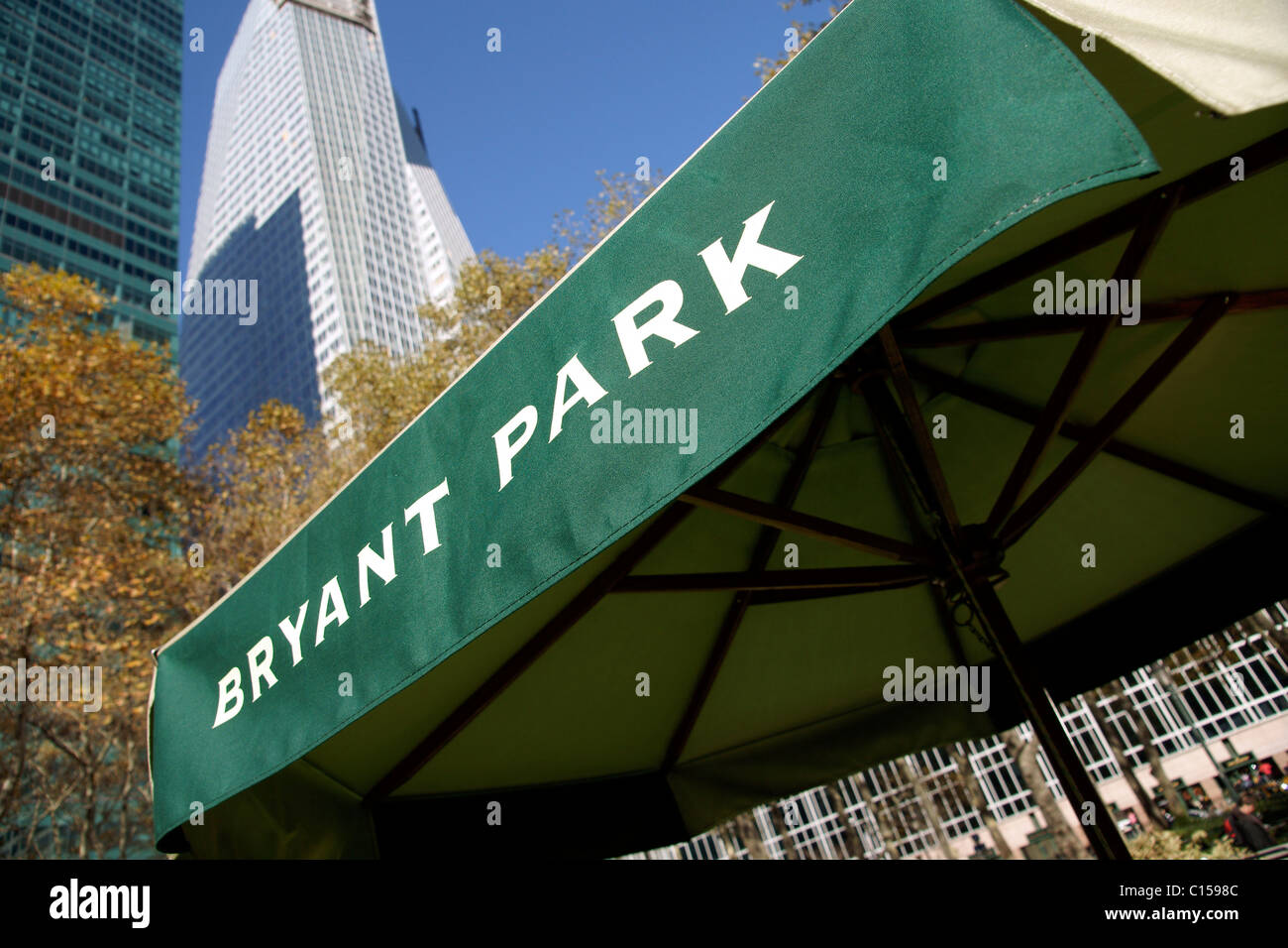El Bryant Park en la calle 42 en Midtown Manhattan Foto de stock