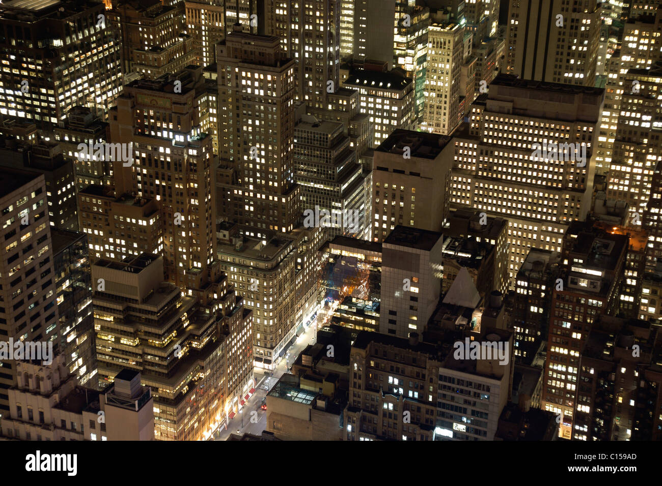 Midtown Manhattan iluminada por la noche Foto de stock