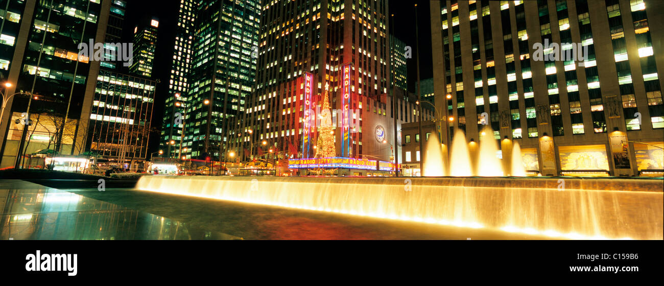 Las fuentes de la Sexta Avenida con el Radio City Music Hall y el Rockefeller Center en la noche Foto de stock
