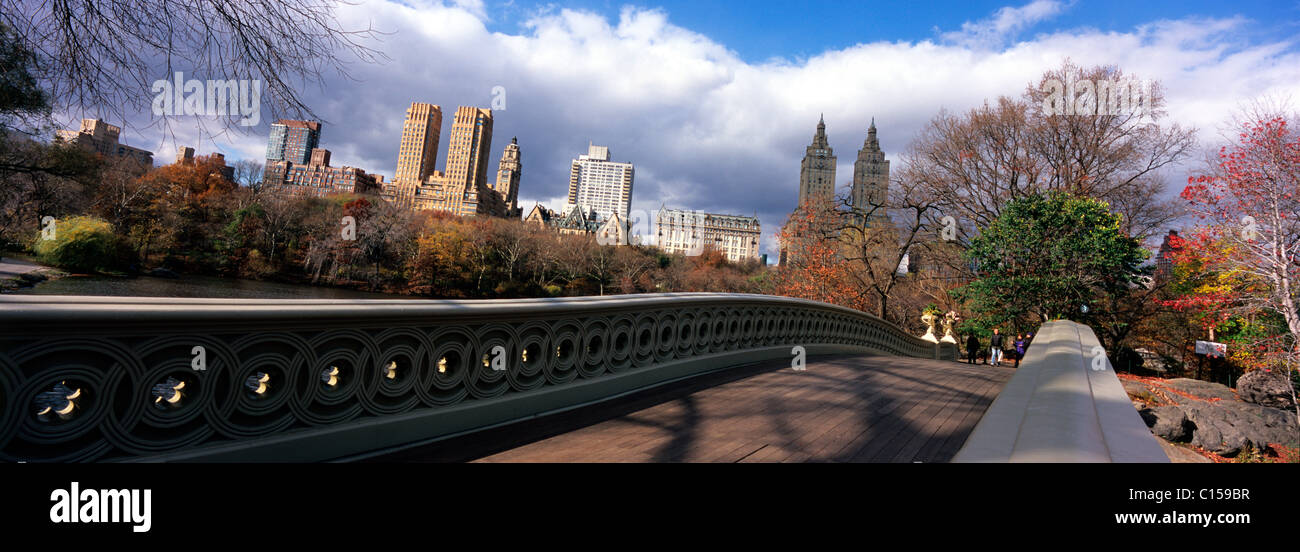 Puente en el Central Park de Manhattan Foto de stock