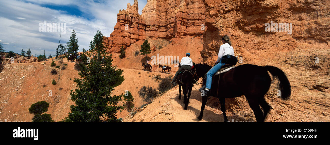Grupo de turistas a caballo en Bryce Canyon Foto de stock