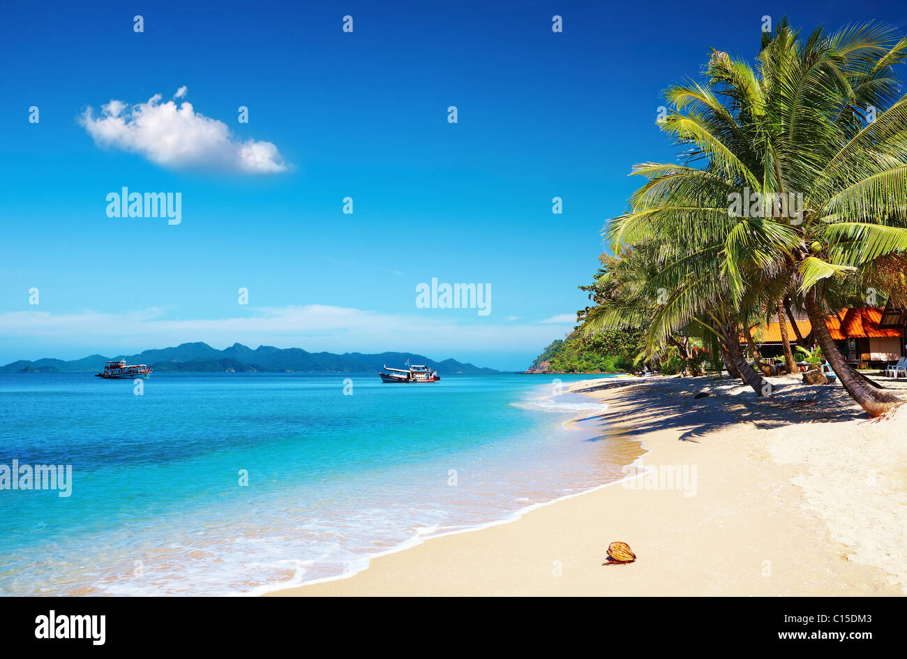 Playa tropical con palmeras de coco y bungalow, Tailandia Foto de stock