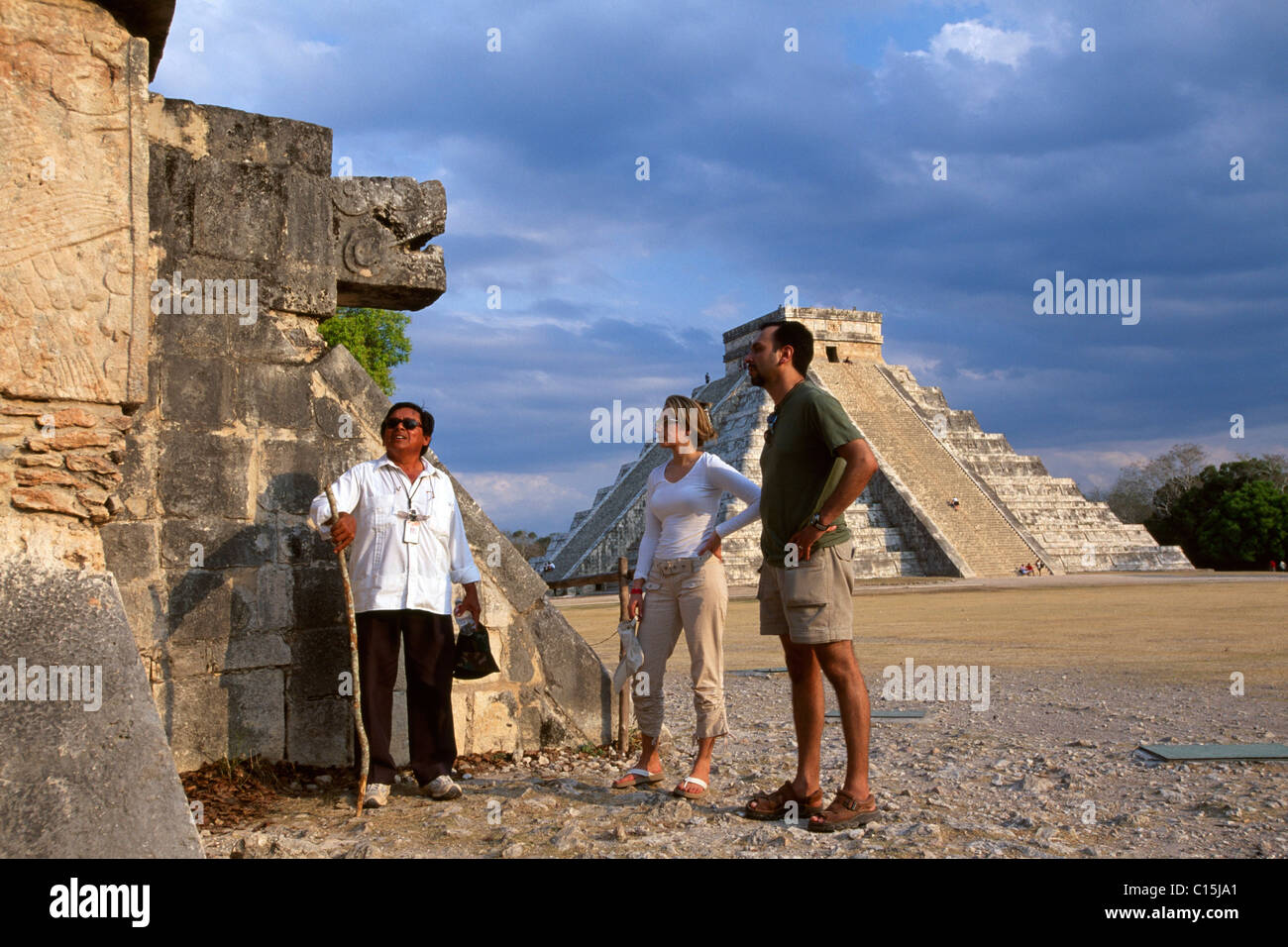Tourguide y turistas, pirámide de Kukulcán, Chichen Itza, Yucatán, México, América del Norte Foto de stock