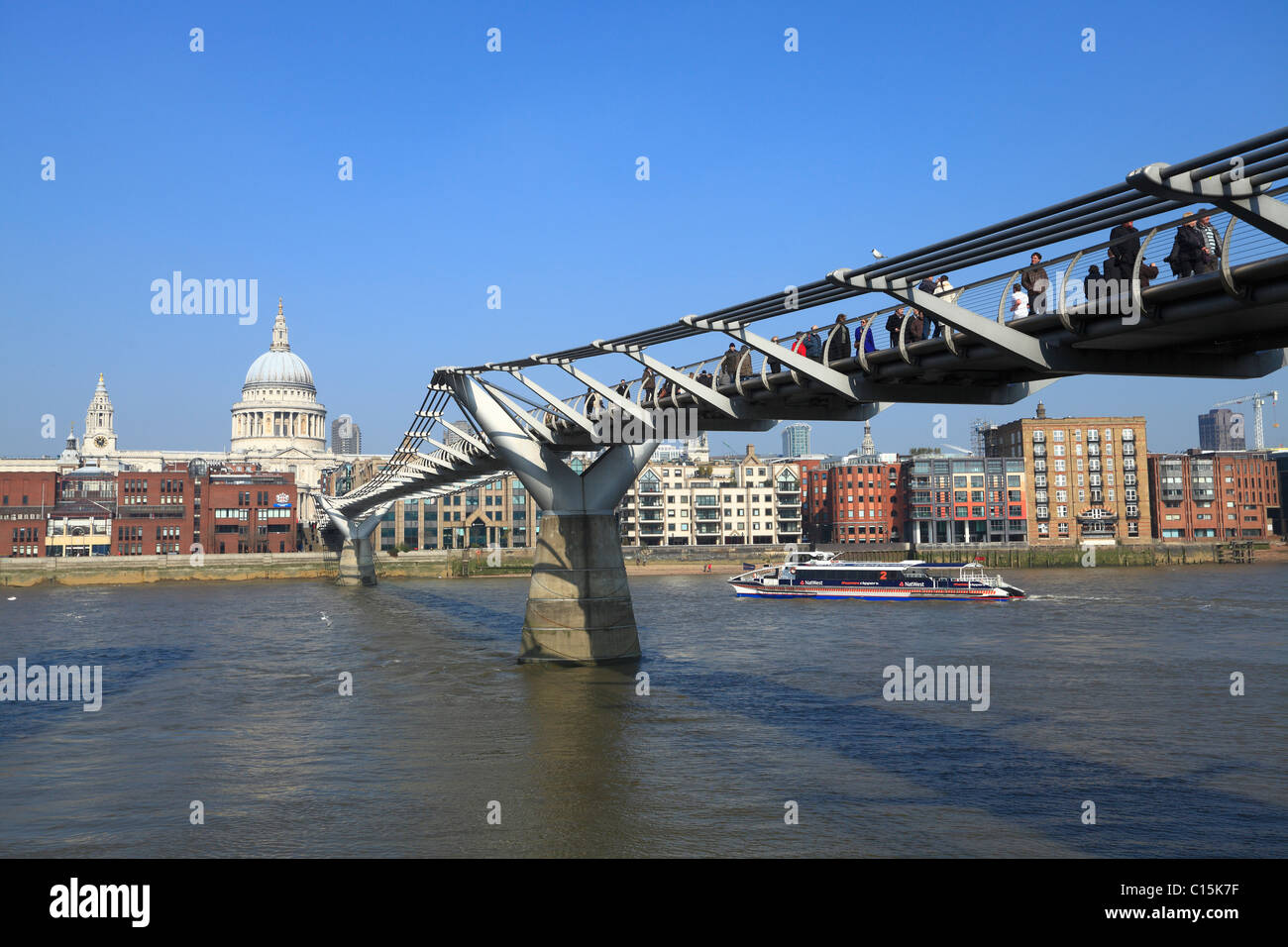 Millennium Bridge de Londres Foto de stock
