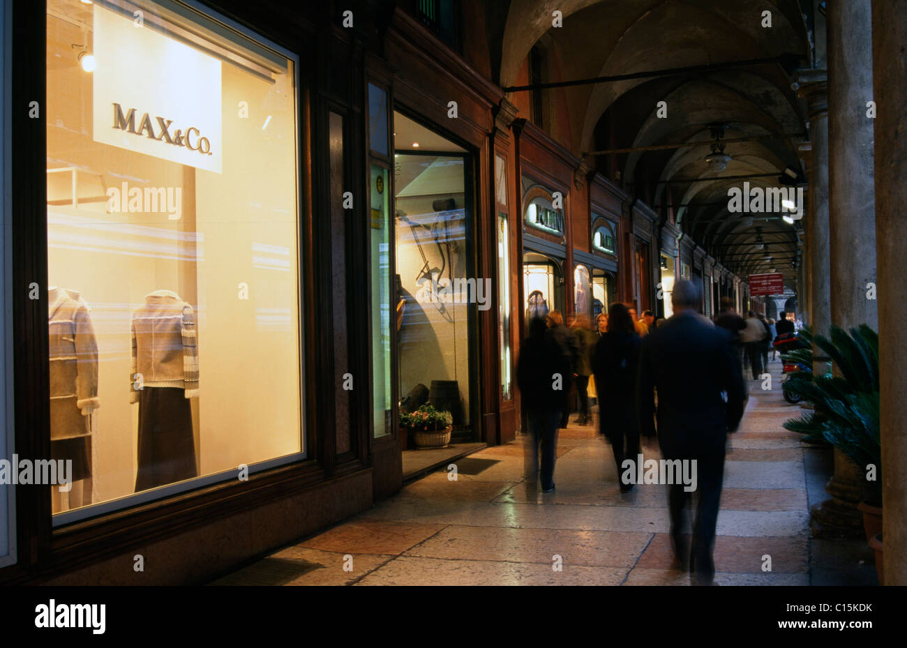 Las boutiques, tiendas, Bolonia, Emilia-Romaña, Italia Foto de stock