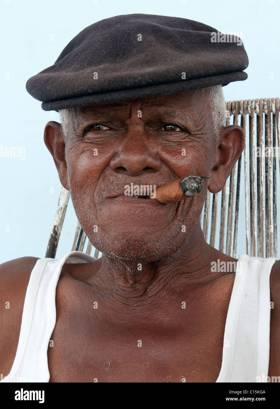 Los ancianos con cigarro cubano, Cuba Foto de stock