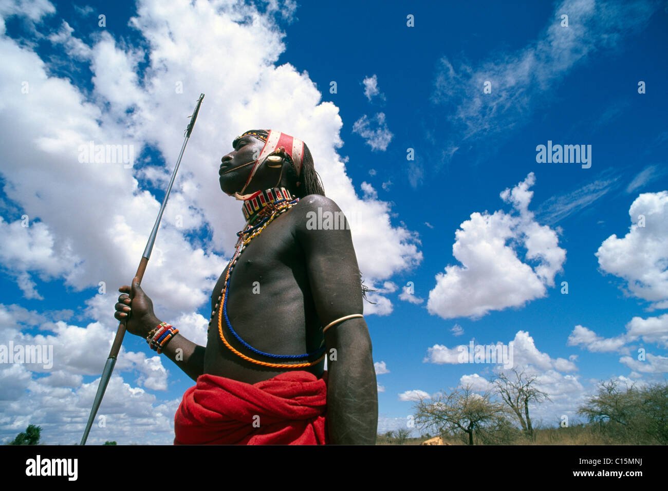 Guerrero Samburu sosteniendo una lanza, Kenya, Africa. Foto de stock