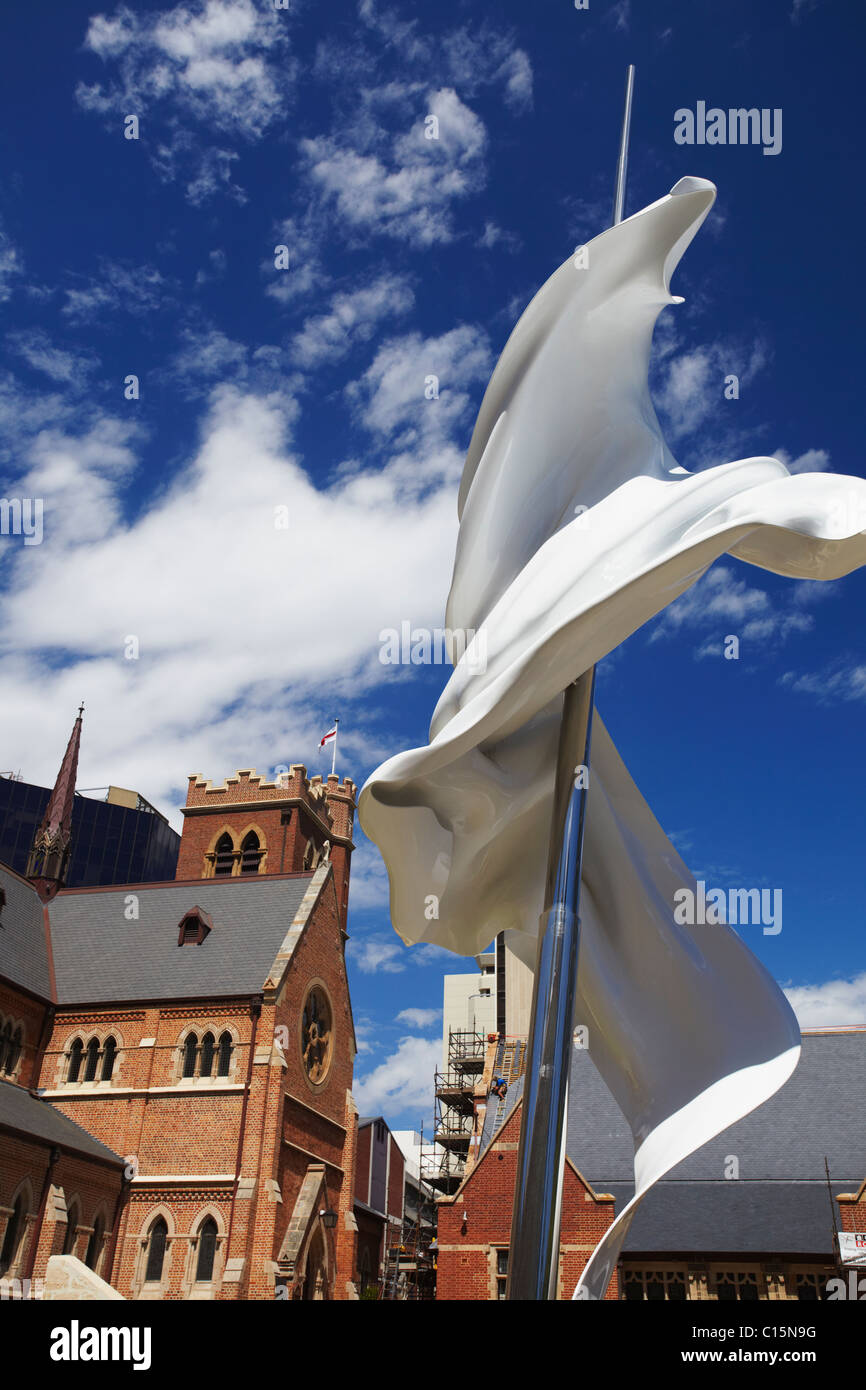 Escultura de arte moderno fuera de la Catedral de San Jorge, Perth, Australia Occidental, Australia Foto de stock