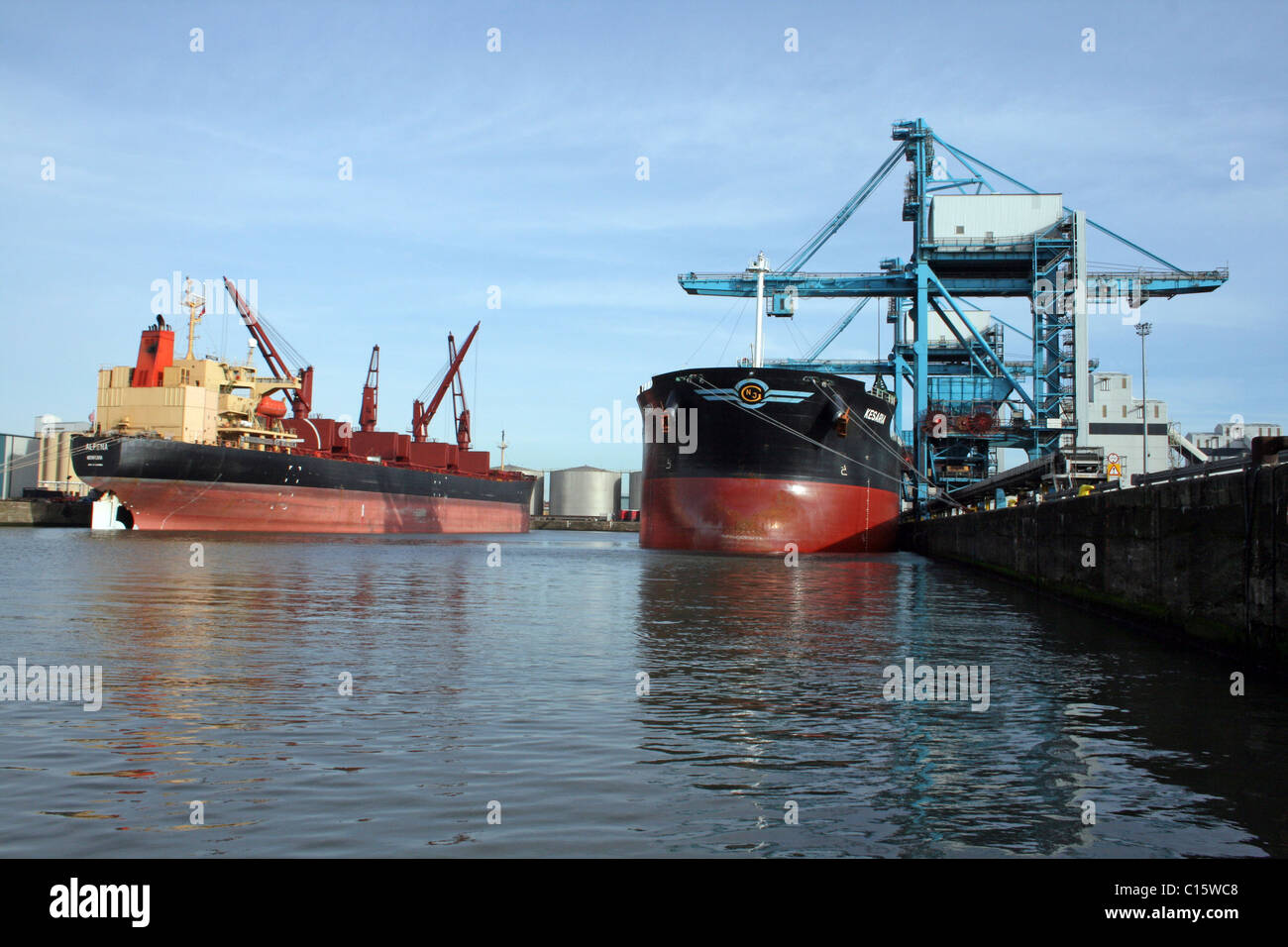 Los buques de carga de descarga en los muelles de Liverpool, Reino Unido Foto de stock