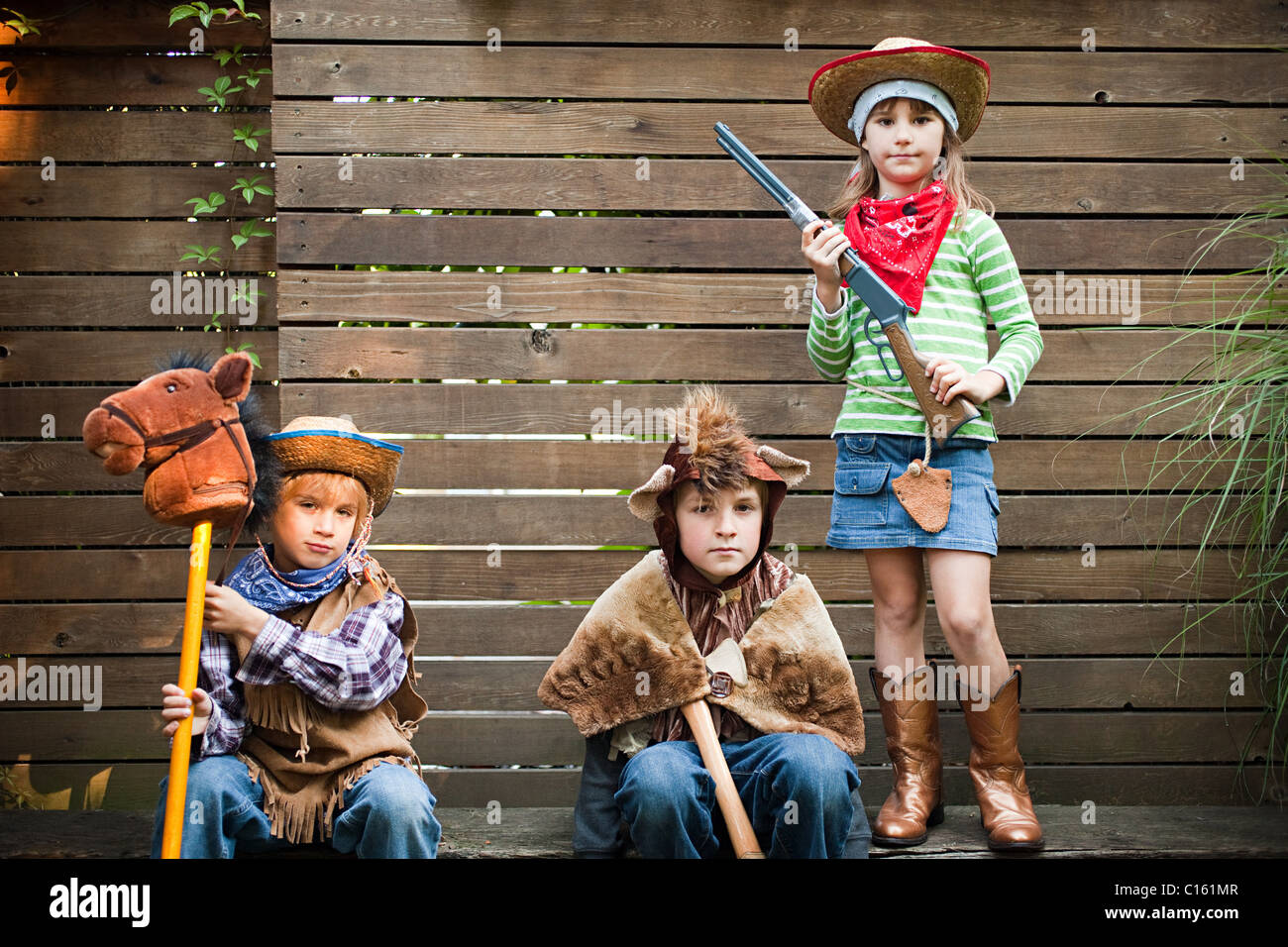 Niños disfrazados de vaquera fotografías e imágenes de alta resolución -  Alamy