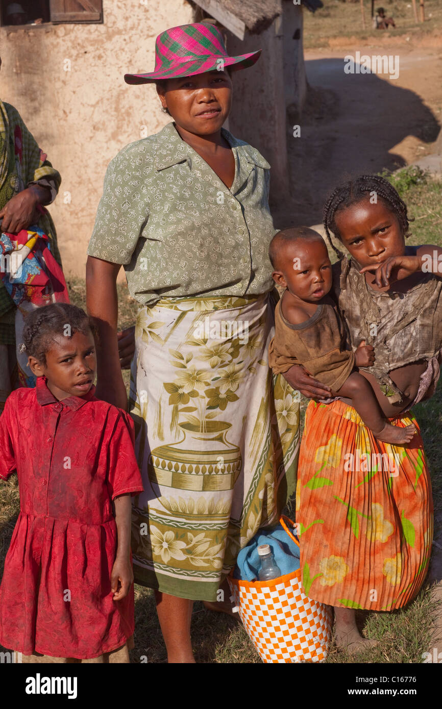 La madre y los hijos. Fianarantsoa. El sur de Madagascar. Foto de stock