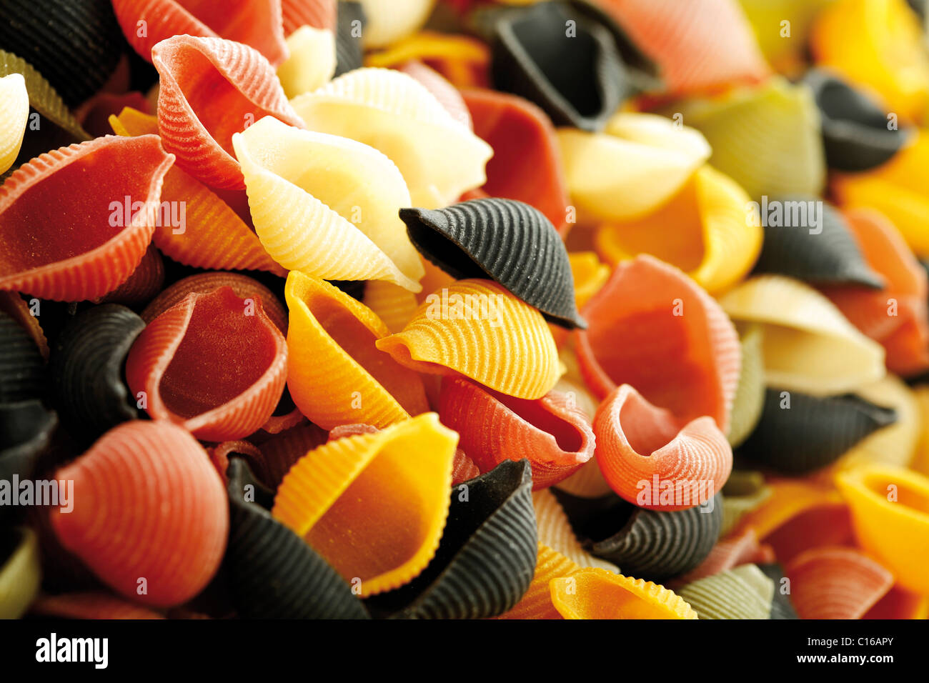 Color pasta Conchiglie Rigata Foto de stock