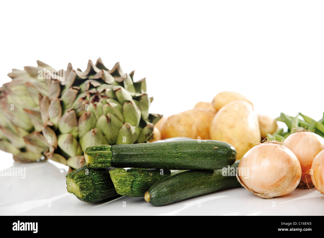 Mezcla de verduras, alcachofas, calabacines, patatas y cebollas. Foto de stock