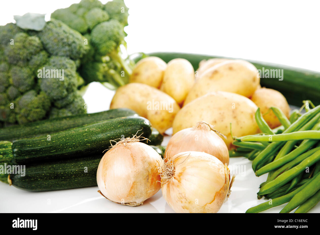 Mezcla de verduras, el brócoli, la patata, calabacín, cebollas, frijoles y pepino Foto de stock