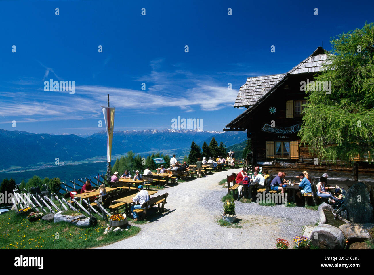 Lammersdorfer Huette Cabin, Lago Milstaetter Ver, Carintia, Austria, Europa Foto de stock