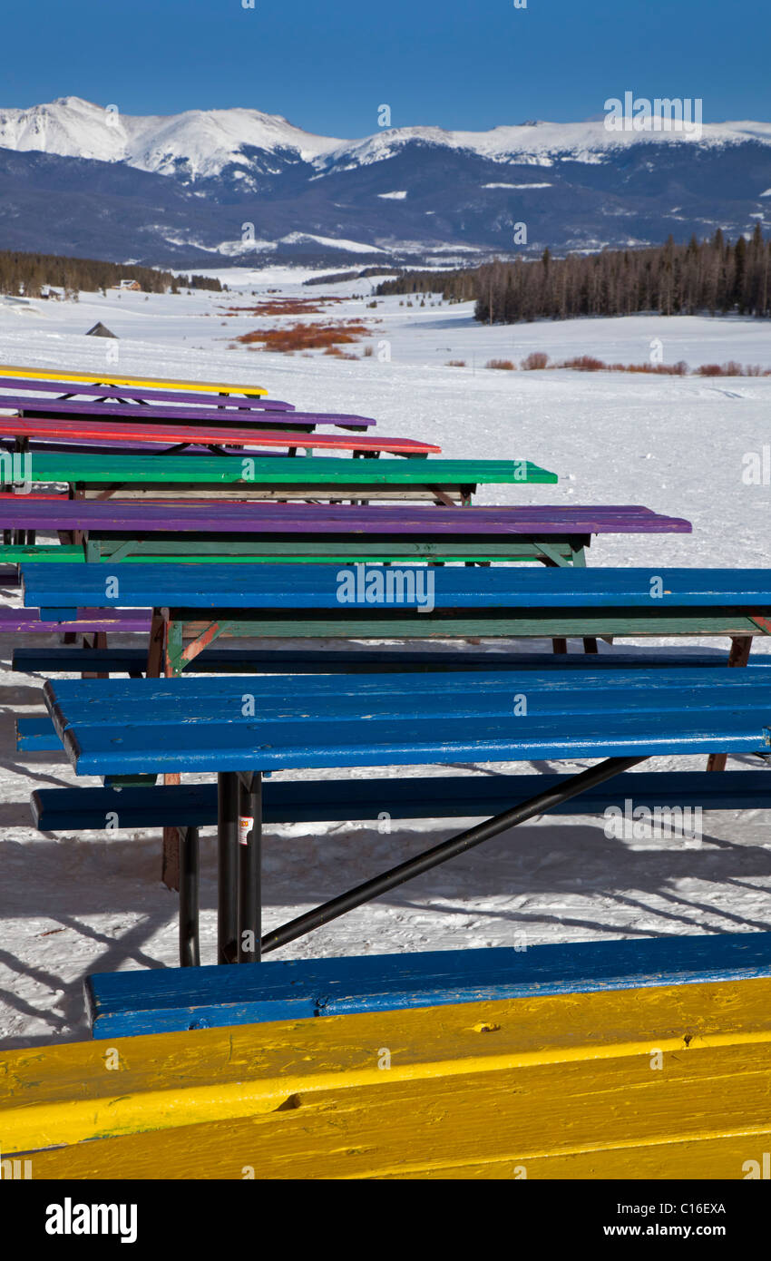 Multicolor, mesas de picnic fuera del Centro Nórdico en Snow Mountain Ranch Foto de stock