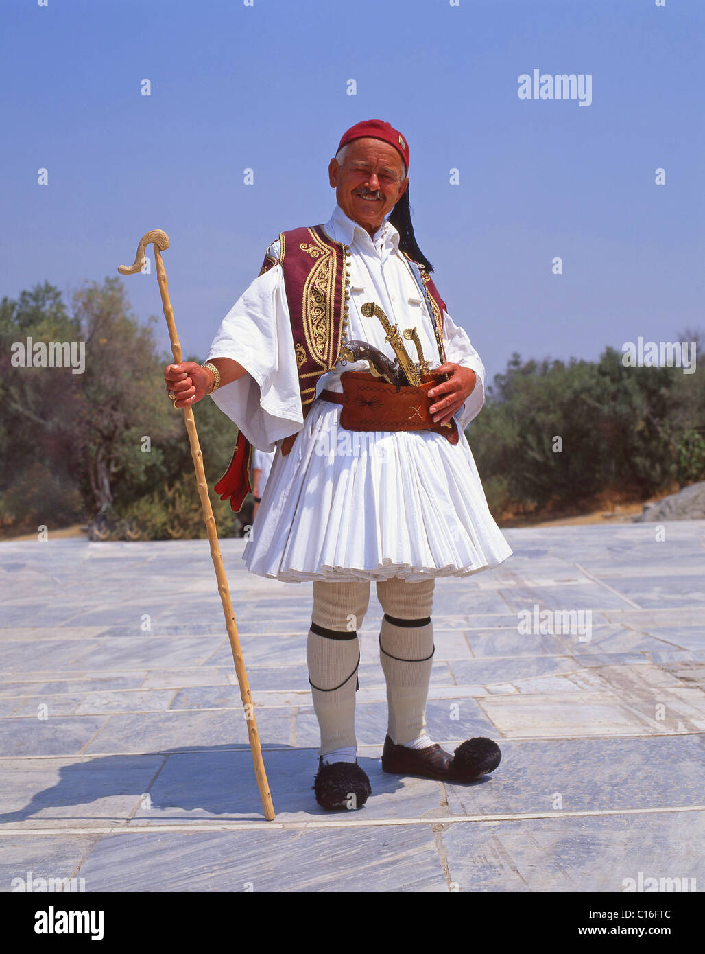 Hombre en traje tradicional griego, Pláka, Athens, Atenas, Grecia  Fotografía de stock - Alamy