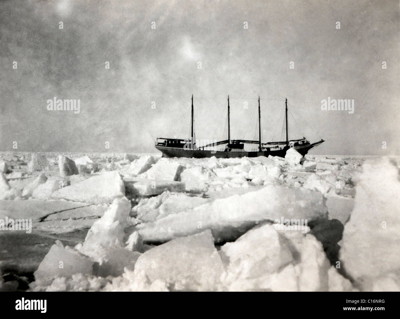 Fotografía Histórica, sailng barco en el hielo Foto de stock