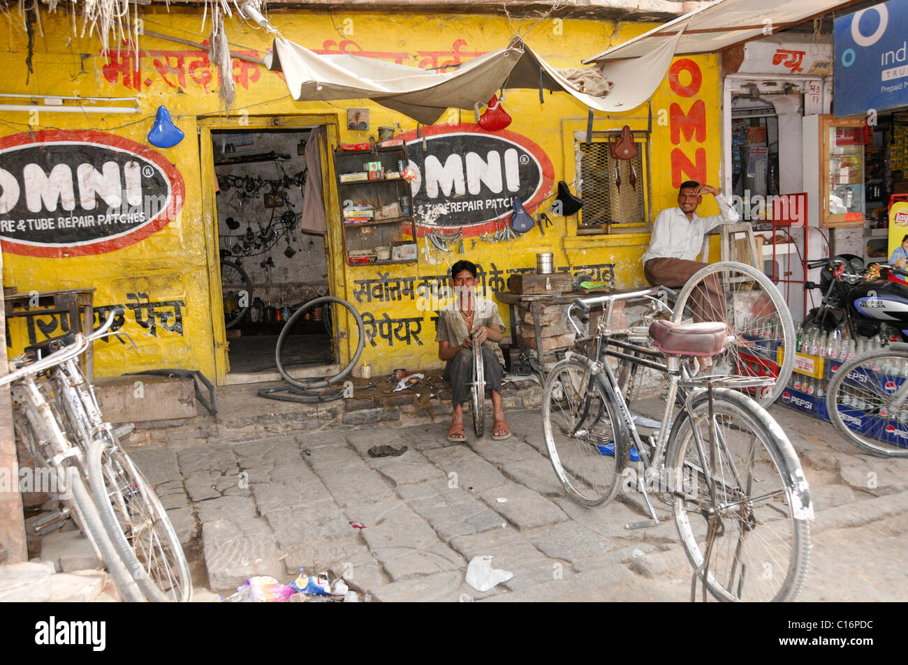 Tienda de Bicicletas cerca de Jodhpur, Rajasthan, India del Norte, Asia  Fotografía de stock - Alamy