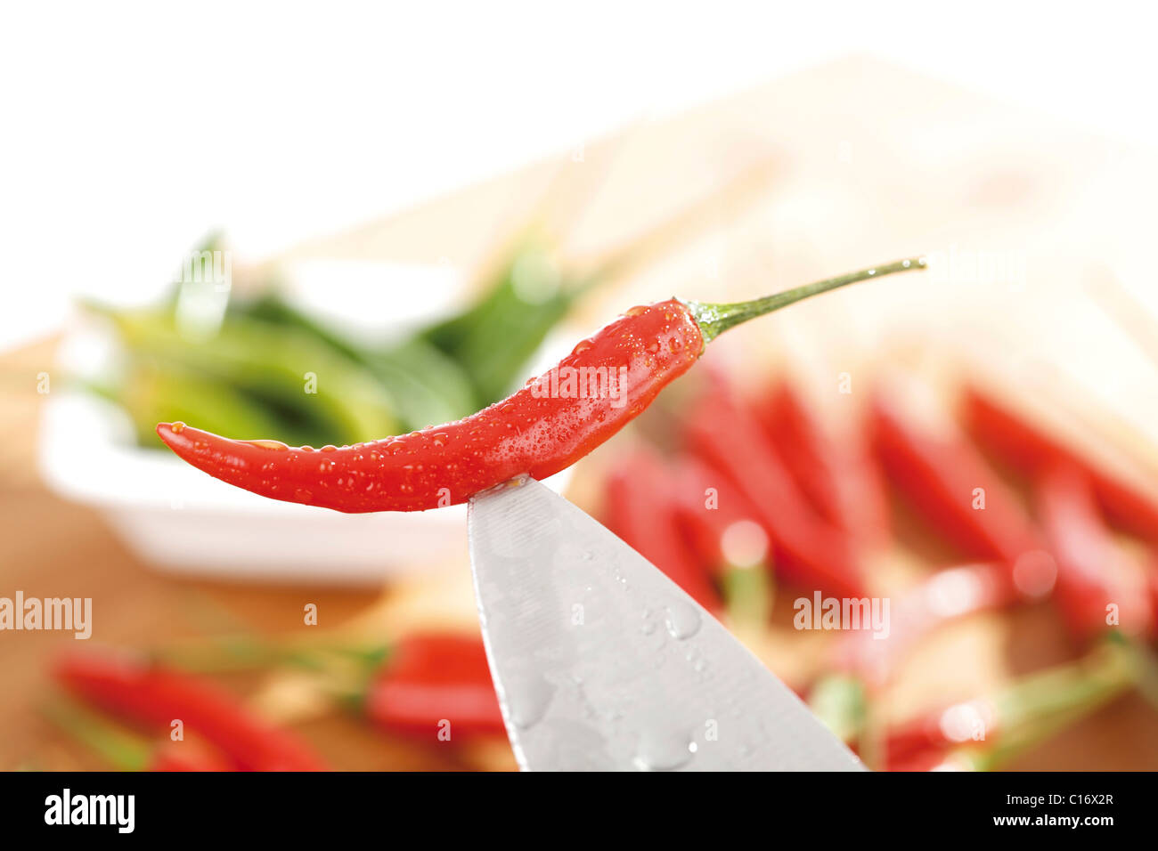 Thai Chilli rojo en la punta de un cuchillo Foto de stock